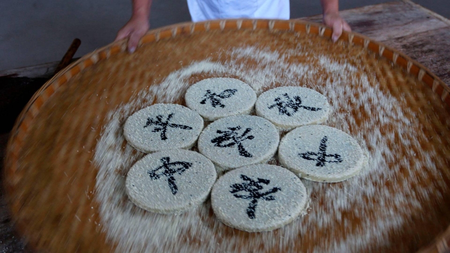 中国黄山 、安徽糕点艺术家制作的手工徽式月饼