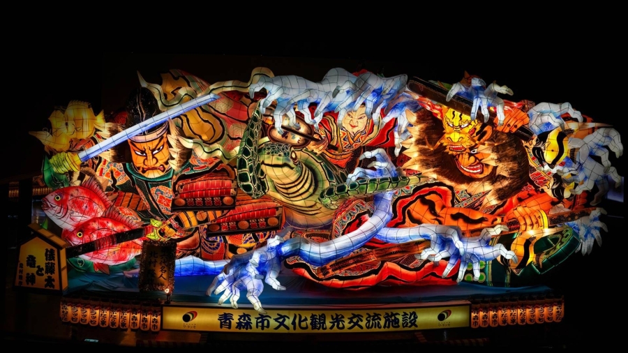 日本青森市 、青森睡魔祭期间游行的彩车