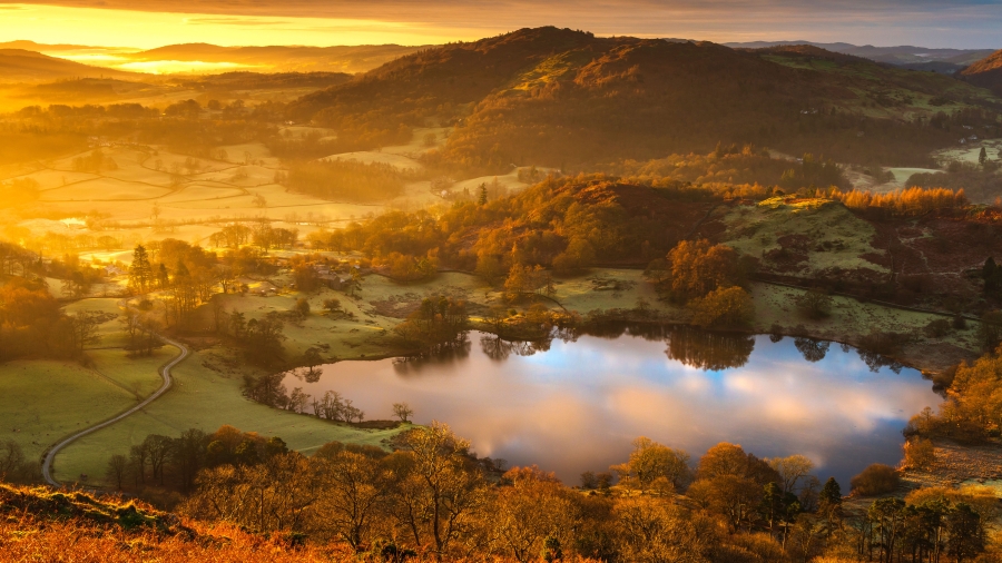 英国英格兰湖区安布尔塞德 、Loughrigg Tarn的日出