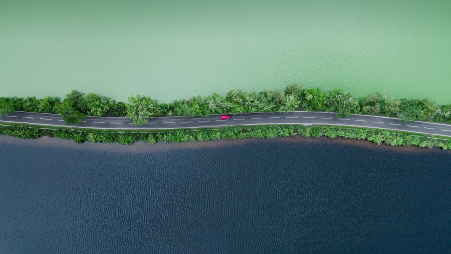 分隔两个湖泊的公路、苏格兰高地 