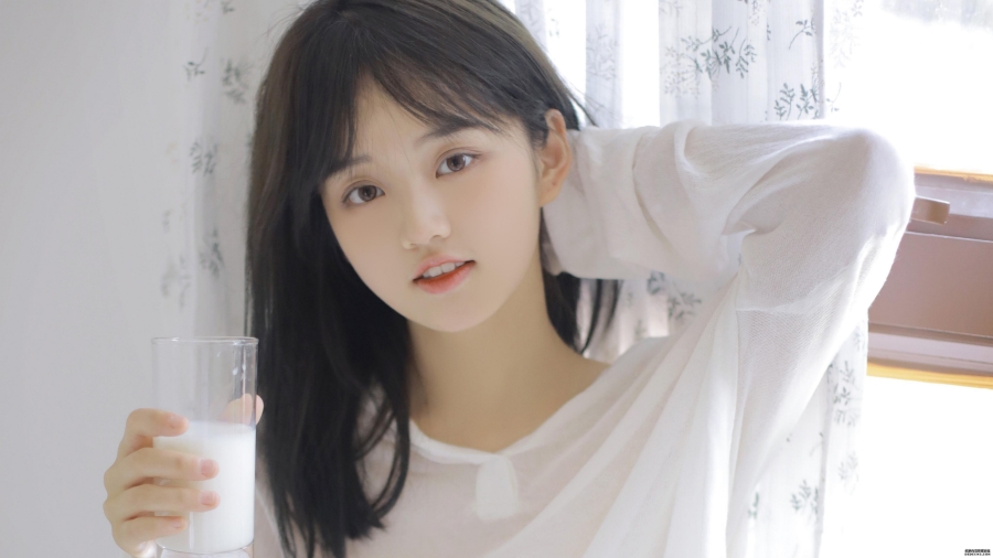 白嫩清纯美女图片壁纸、早上白衣长发清纯美女喝牛奶4k美女壁纸