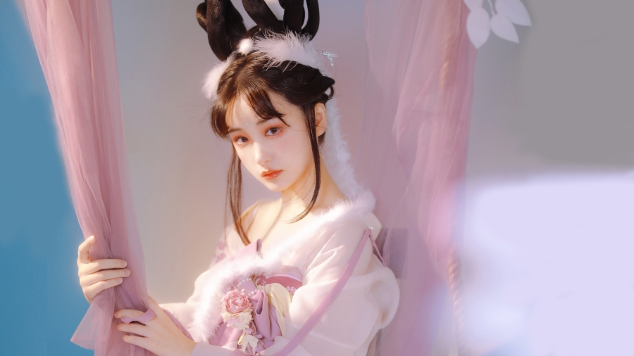 古风古装千金清纯美女壁纸、白色头巾的美女琼琼有神的眼神让人怜悯的清纯4k电脑美女壁纸