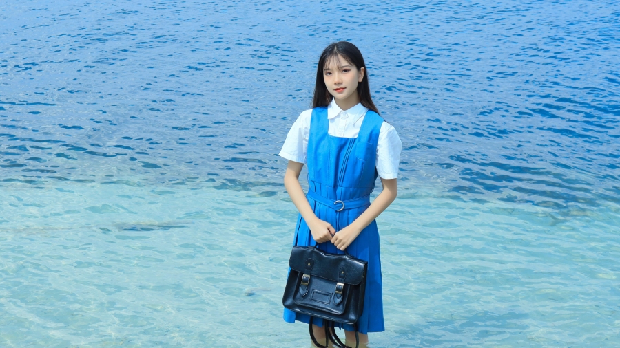 清新脱俗的清纯美女图片、碧蓝色海边拎包的学生装美女、长发5k美女壁纸