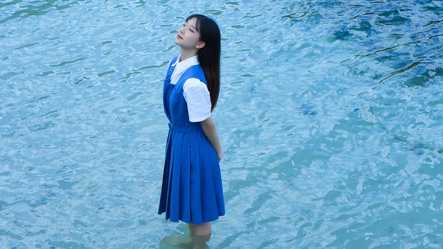 站在水中清新脱俗的清纯美女图片壁纸、仰头的长发美女5k高清美女壁纸