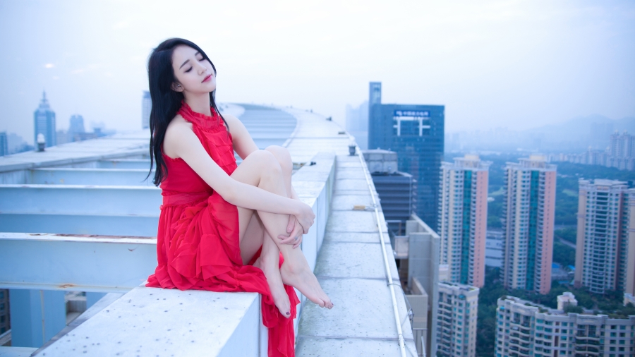 Crystal、Lee、李倩倩性感美女红色裙子坐在天台大长腿白皙诱人的4K美女壁纸