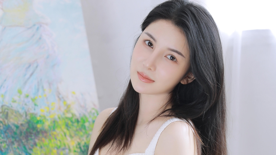 画画的文艺美女甜美微笑、乌黑长发清纯美女高清4k壁纸图片