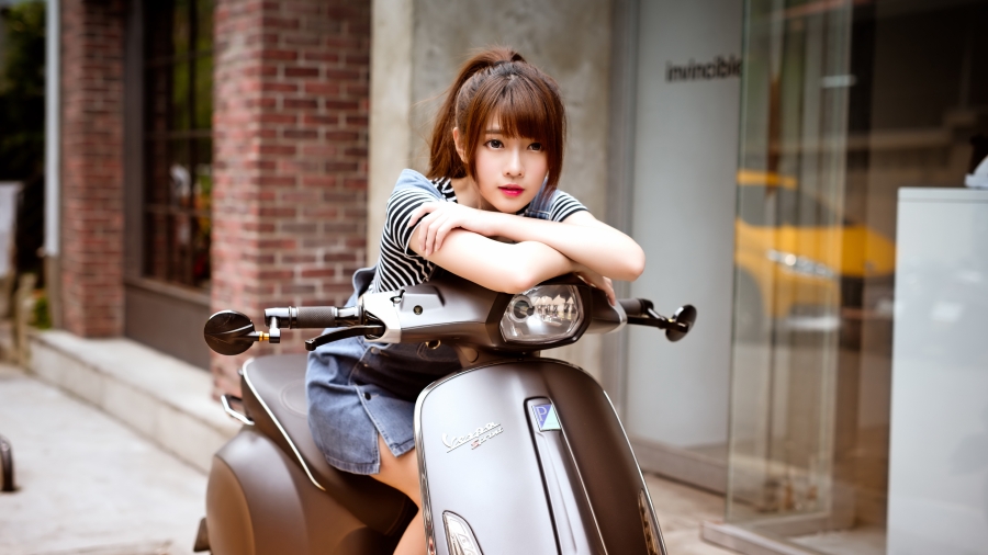 街道骑摩托车的清纯美女、扎着短发的可爱女孩4K美女壁纸