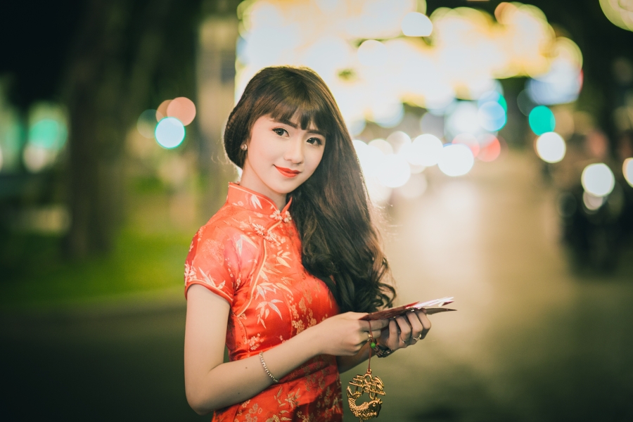 时尚女孩街道写真、长发美女红唇诱惑、中国红旗袍美女5K壁纸图片