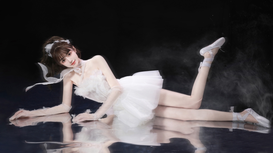 优雅舞蹈的清纯美女、可爱小姐姐侧躺舞台漂亮美女望着你的5k电脑美女壁纸