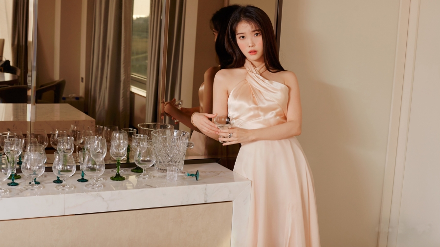 韩国性感美女李知恩iu长裙子礼服充满贵妇气息的4k美女壁纸