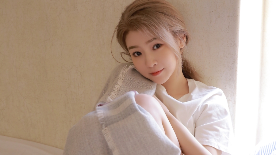 清纯美女林君怡居家写真、小清新美女披着围巾在墙角的高清4k电脑美女壁纸