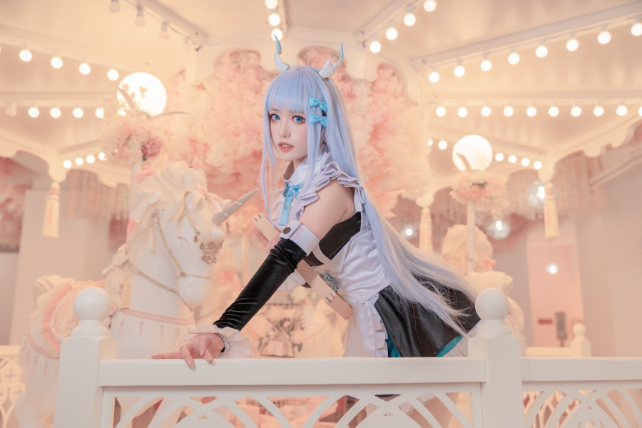 翘臀美女cosplay性感美女头戴羊角演绎白发美女角色、高清4k游戏美女壁纸下载