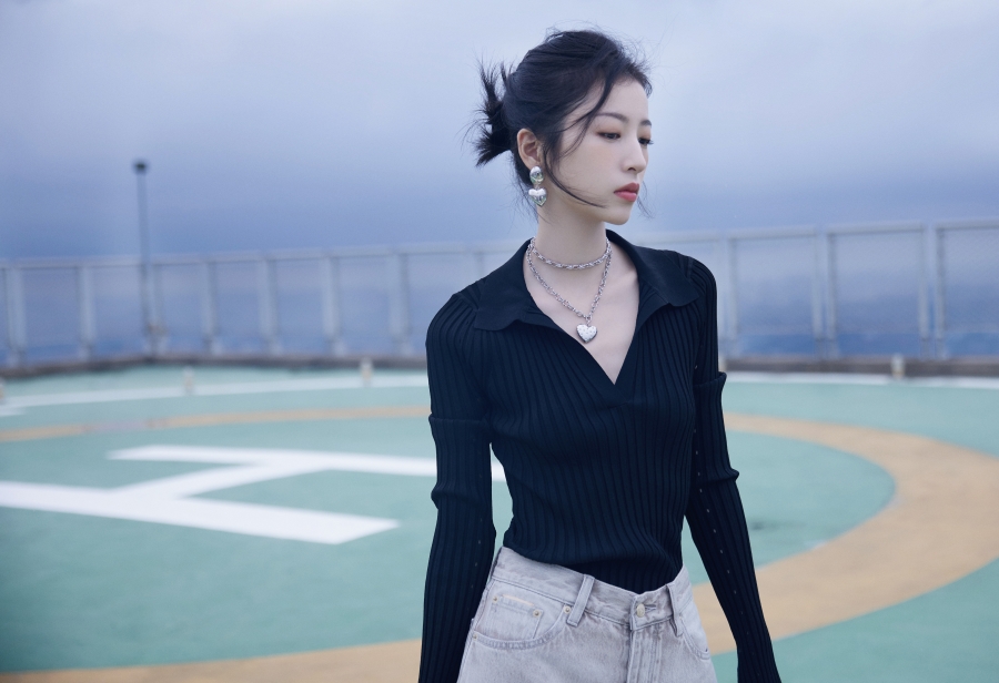 帅气的性感美女周雨彤黑色毛衣牛仔裤、气质美女4k壁纸