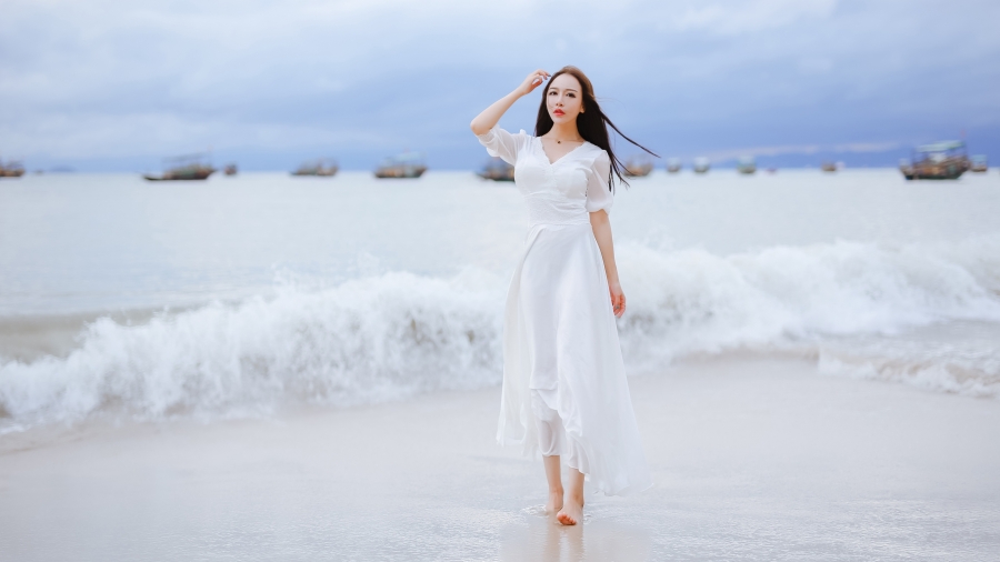 性感美女海边海滩漫步、白色长裙子清纯美女走出成熟女性的气质4K美女壁纸