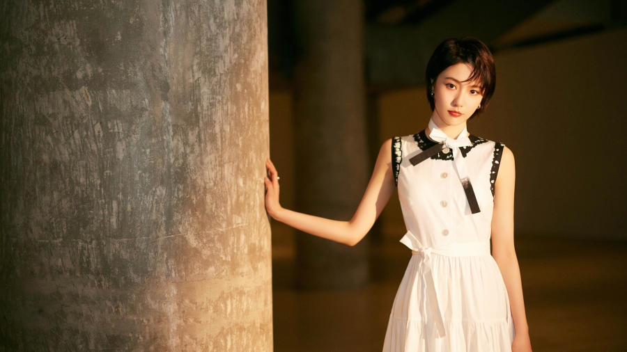 清纯美女短发小姐姐成果白色裙子高清4k美女壁纸写真