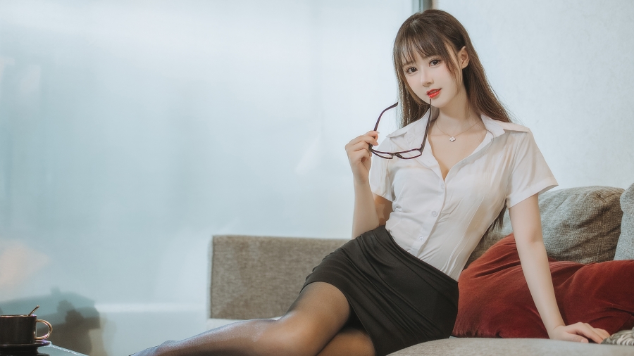 客厅沙发上的性感美女、长发美女取下眼镜演绎制服丝袜美女的诱惑4K电脑美女壁纸