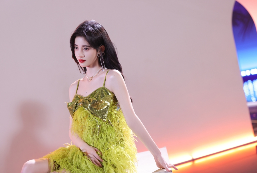 性感美女演员鞠婧祎绿色裙子遮不住美胸和大长腿的诱惑的4k美女壁纸