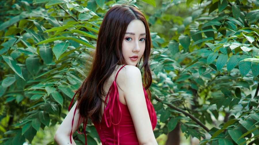 性感美女户外写真图片、王翊涵红色睡衣户外高清4k壁纸图片