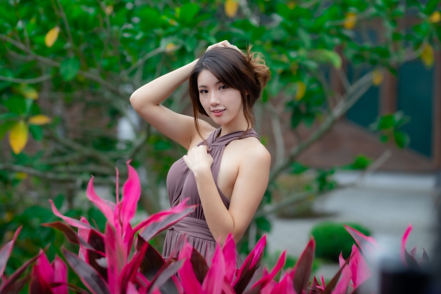 花丛中的清纯美女图片、性感美乳美女也可以小清新的4k壁纸图片