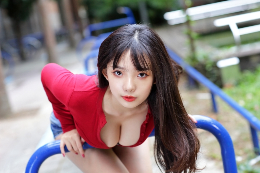 健身器材锻炼的性感长发美女、翘臀美女趴着露出大胸诱惑的美女写真图集