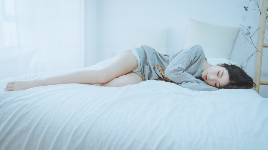 午睡小清新养眼美女、美腿清纯少女居家床上私拍4k图片