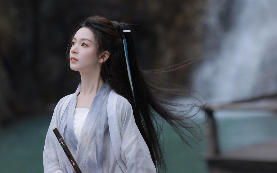 明星美女陈瑶，古风长发美女拿着笛子凝望的4k壁纸
