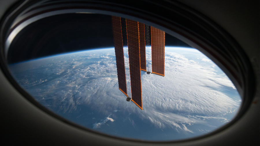 从SpaceX载人龙飞船“奋进号”视角看到的国际空间站主太阳能电池阵列 