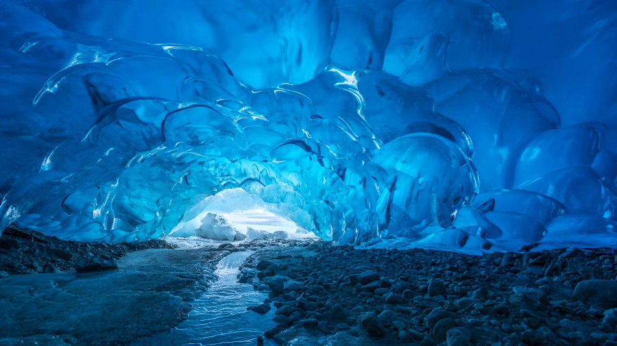 门登霍尔冰川的冰洞，阿拉斯加州，美国 