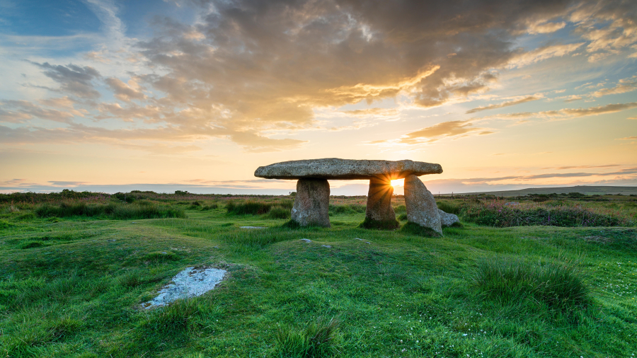 兰扬石门，位于英格兰康沃尔郡的一座兰扬新石器时代石棚墓，英国 